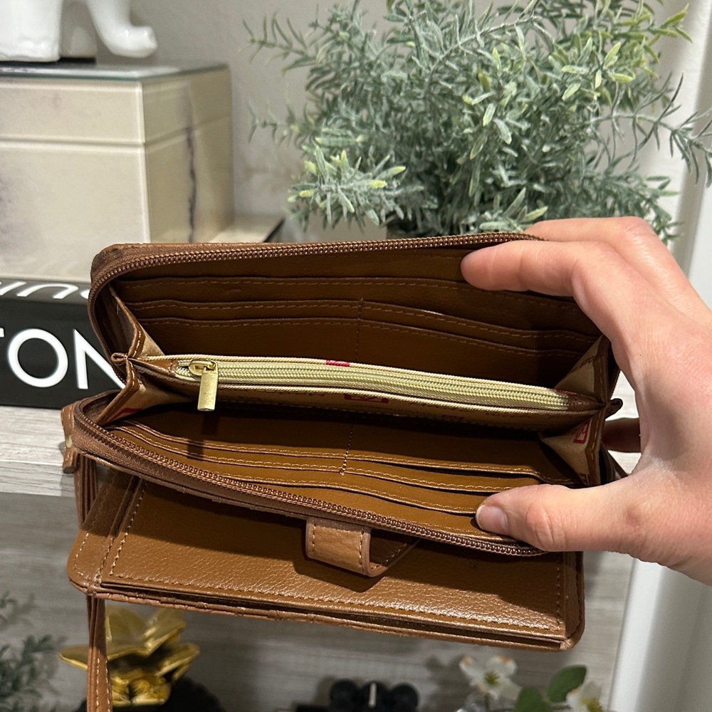 Stone Mountain Bonded Leather Bifold Zip-Around Wallet/Wristlet - Picture 8 of 9